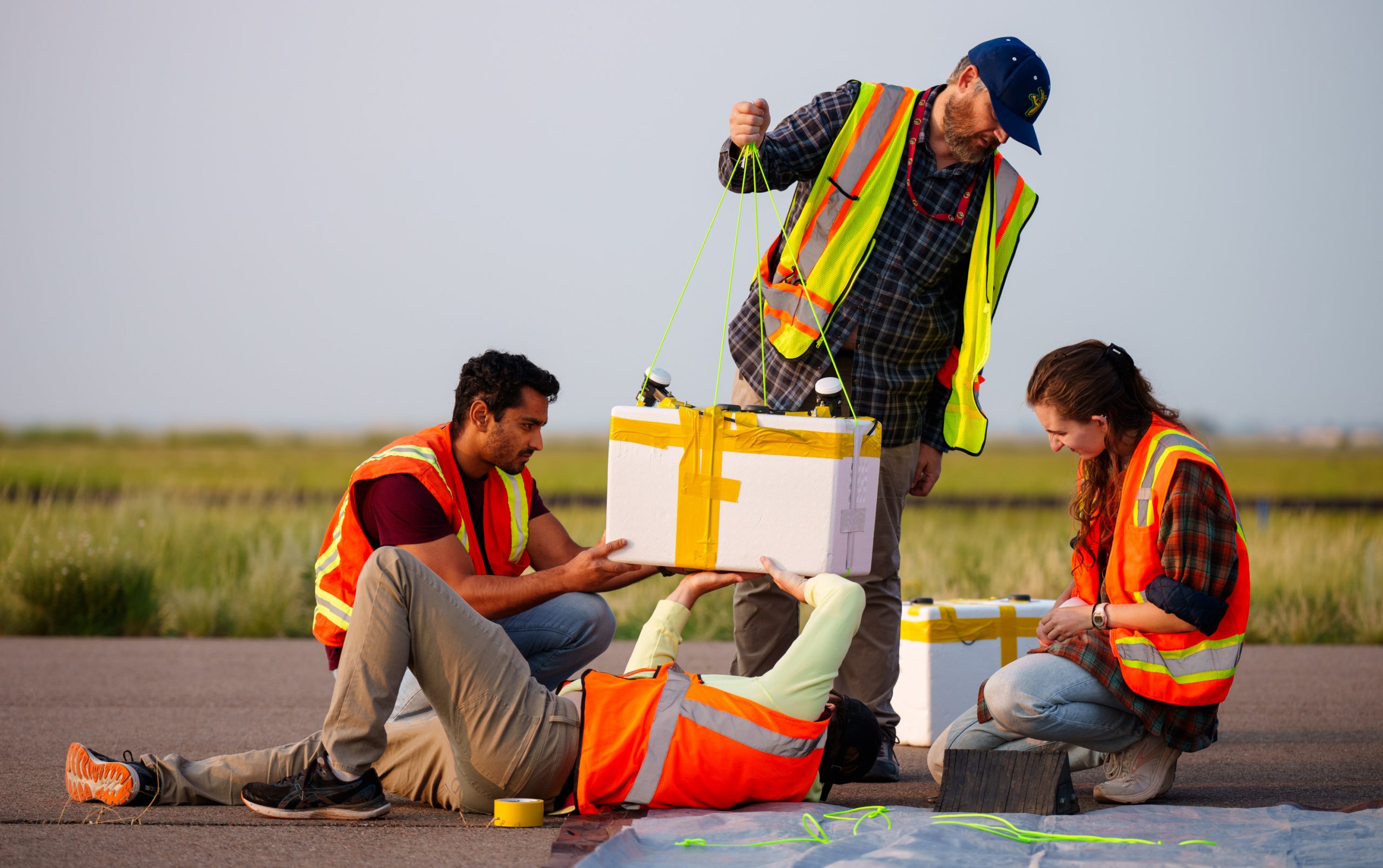 From left to right, Sandia National Laboratories electrical engineer Prabodh Jhaveri, intern Will<br />
Barrett, technologist Michael Fleigle and intern Summer Czarnowski prepare a payload for a weather<br />
balloon launch.