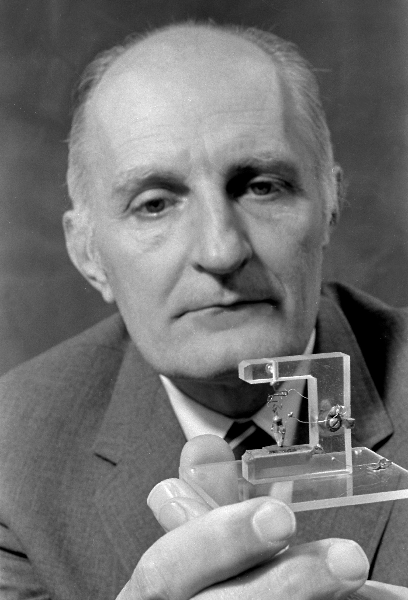 Morgan Sparks with transistor<br />
Download 4MB 300dpi JPEG<br />
(Media are welcome to download/publish this image with related news stories.)