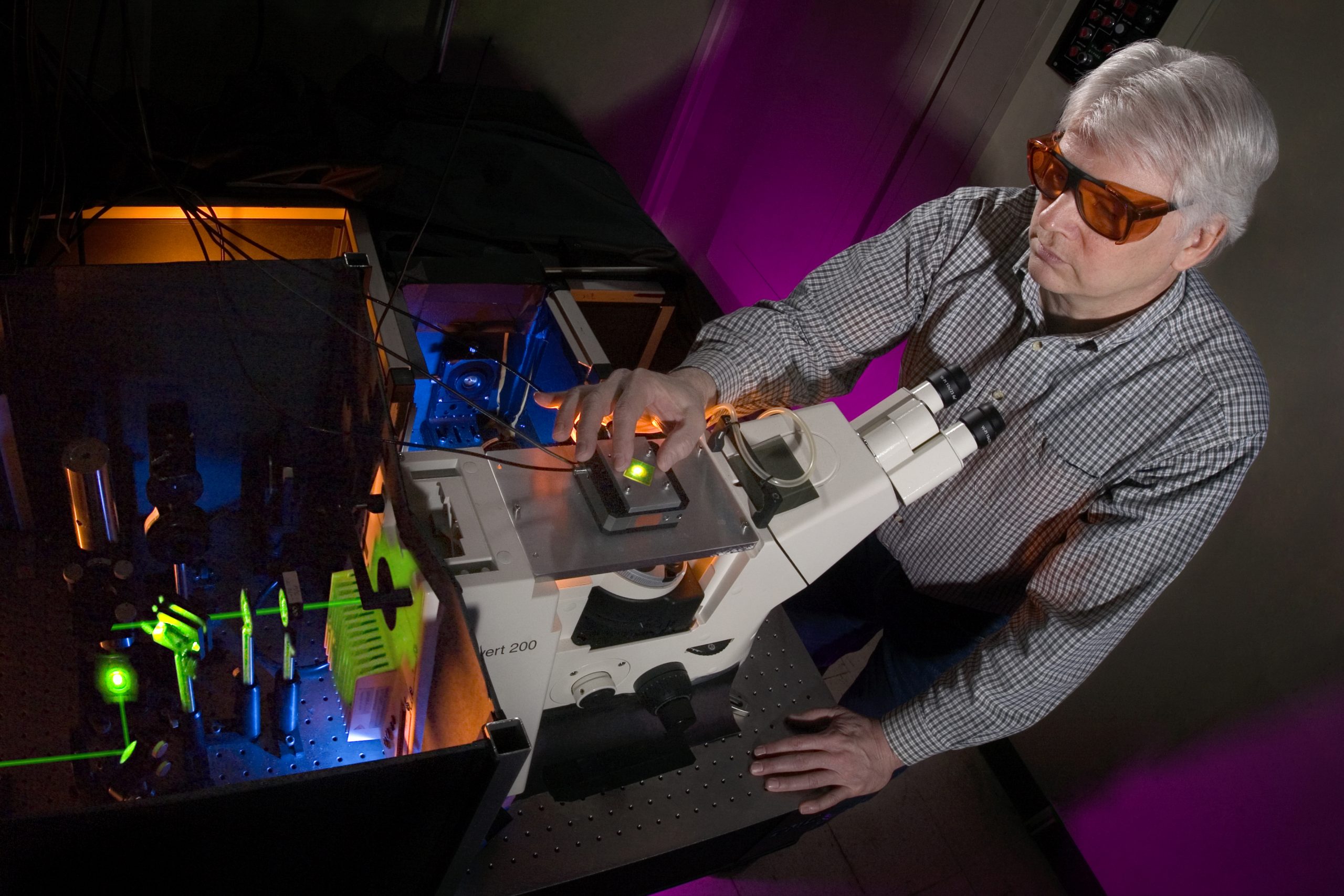 Growing nanotubes to examine protected passages of retroviruses<br />
Download 300dpi 21MB JPEG image (Media are welcome to download/publish this image with related news stories.)