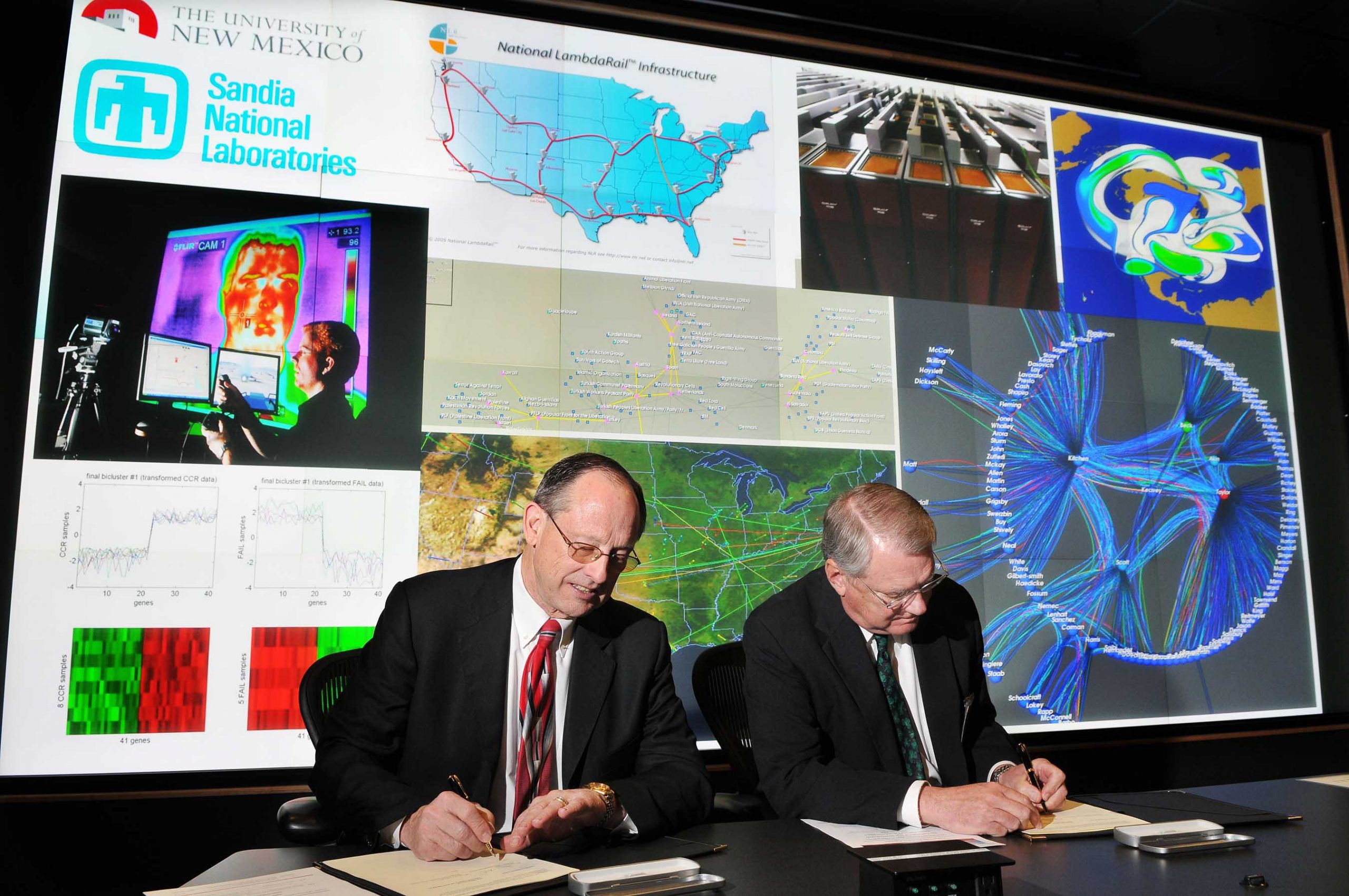 Presidents Tom Hunter, Sandia National Laboratories, and David J. Schmidly, University of New Mexico, sign an MOU between the two partners. (Photo by Randy Montoya)<br />
Download 300dpi 13.9MB JPEG image (Media are welcome to download/publish this image with related news stories.)