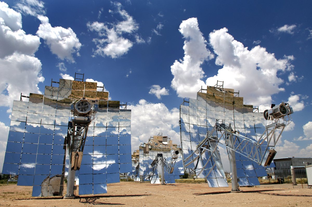Sandia and Stirling Energy Systems set new world record for solar-to-grid conversion efficiency. The record establishes a new solar-to-grid conversion efficiency of 31.25 percent. The old record, which has stood since 1984, was 29.4 percent. (Photo by Randy Montoya)<br />
Download 300dpi 4.27MB JPEG image (Media are welcome to download/publish this image with related news stories.)