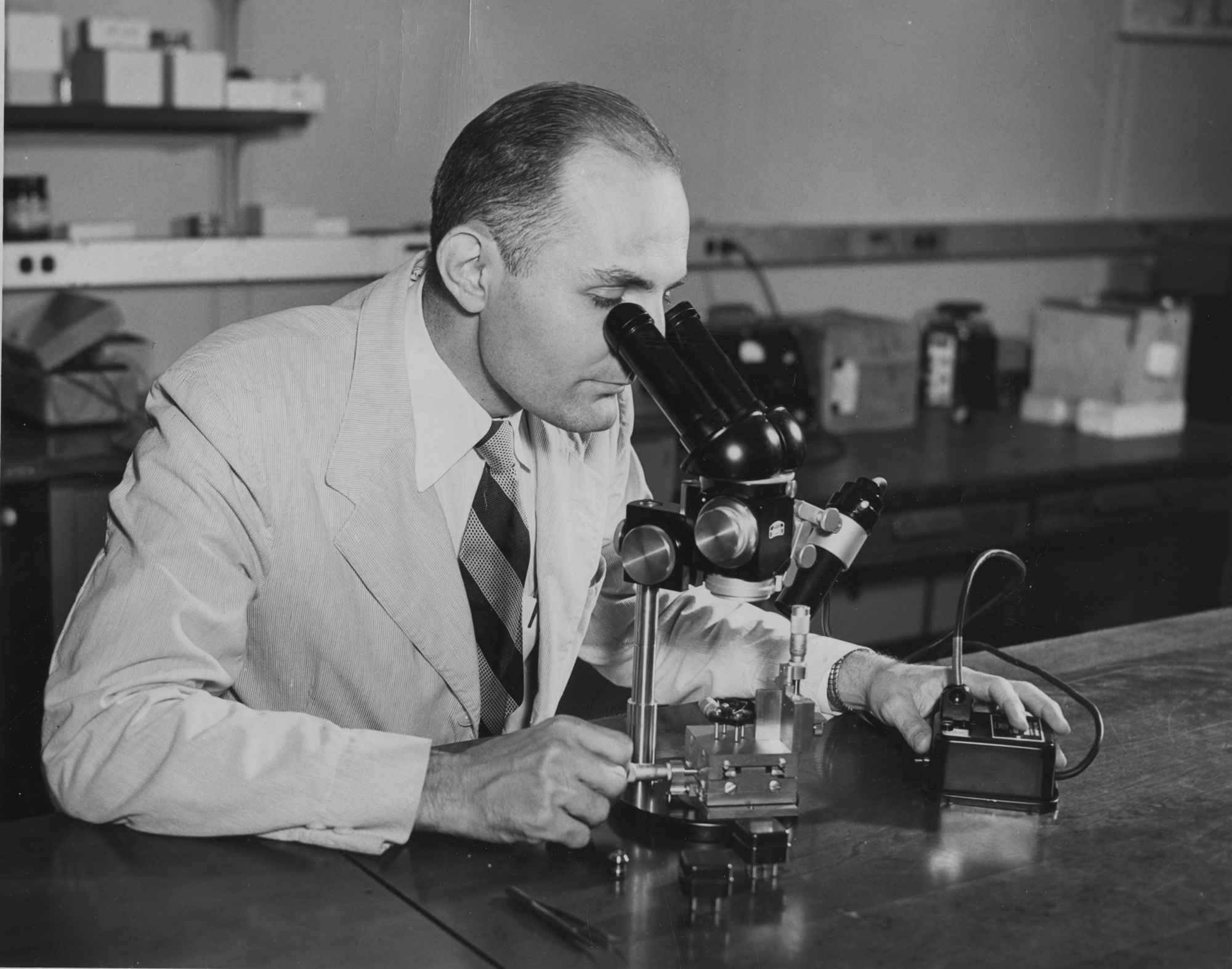 Morgan Sparks at Bell Labs<br />
Download 10MB 300dpi JPEG<br />
(Media are welcome to download/publish this image with related news stories.)