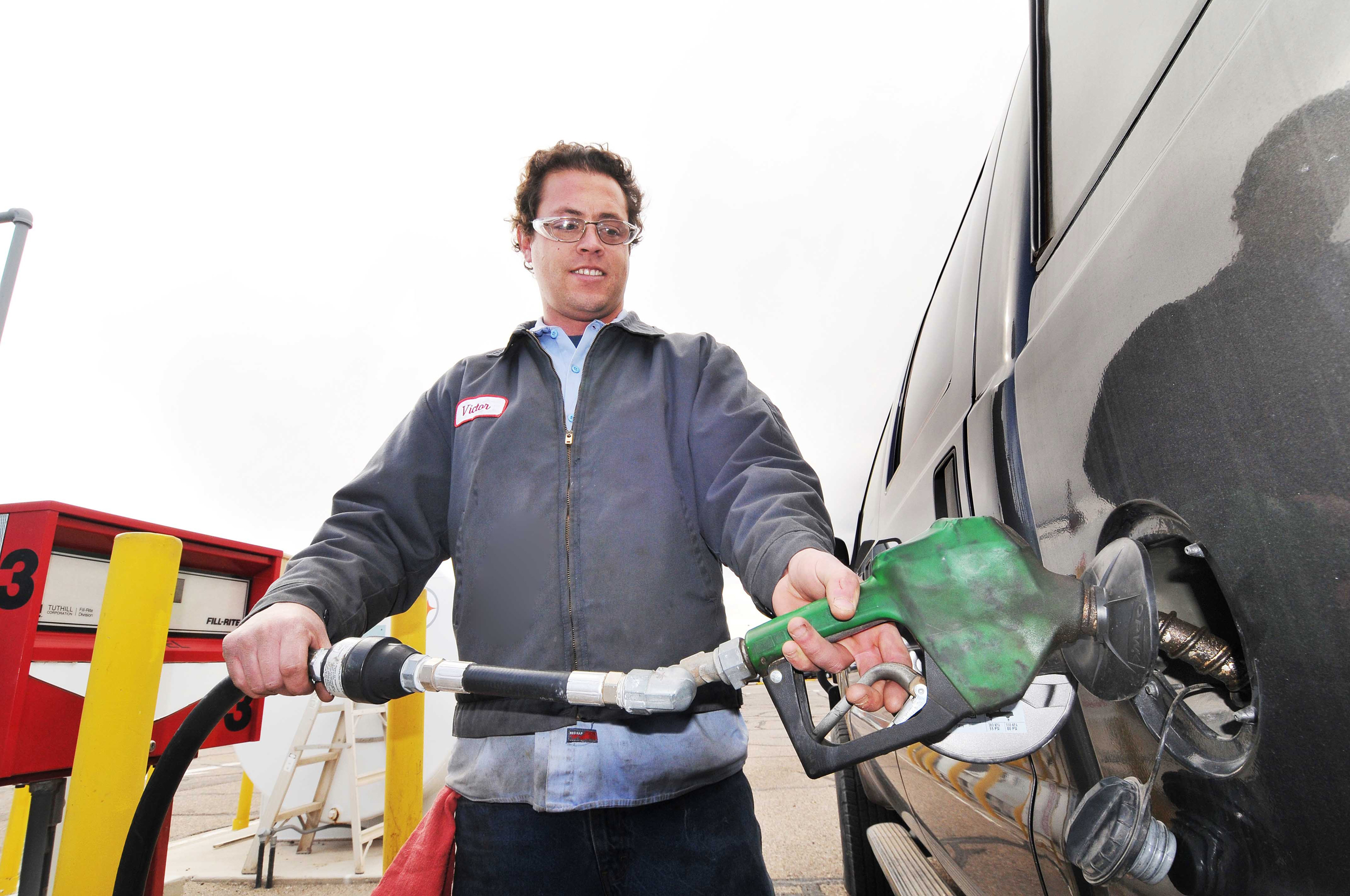 ictor Cano-Linson of Sandia's Fleet Services fills up a government vehicle with E85, a green fuel composed of 85 percent ethanol and 15 percent gasoline. (Photo by Randy Montoya)<br />
Download 300dpi 11.9MB JPEG image (Media are welcome to download/publish this image with related news stories.)