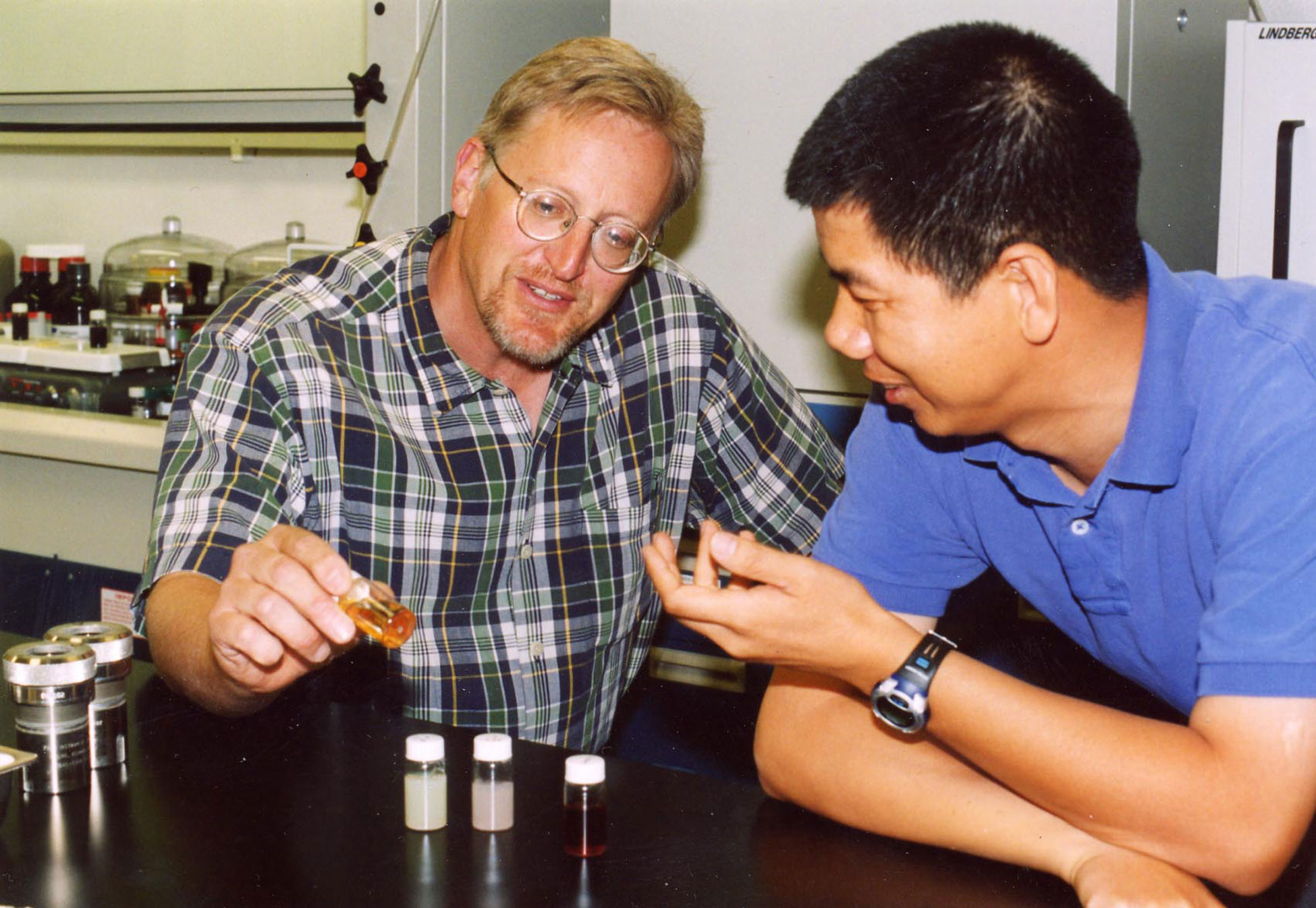 NATURE’S WAY — Jim Voigt, left, and Jun Liu discuss complex nanomaterials developed to mimic nature. (Photo by Chris Burroughs)