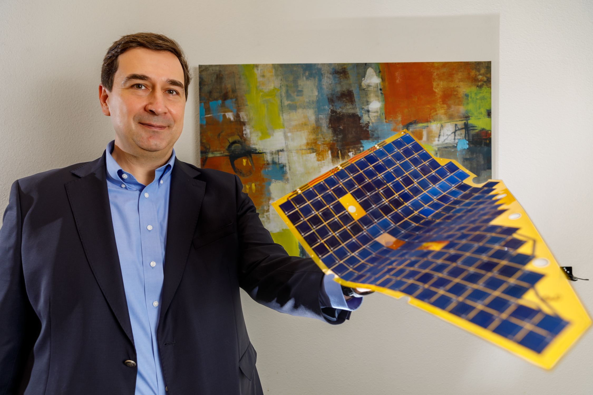 Murat Okanden, CTO and Founder of mPower Technology Inc., demonstrates the flexibility of the company’s DragonSCALES photovoltaic arrays.
