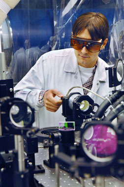 Jens Schwarz adjusts his group’s newly patented Sandia optical tool that precorrects for laser distortions.