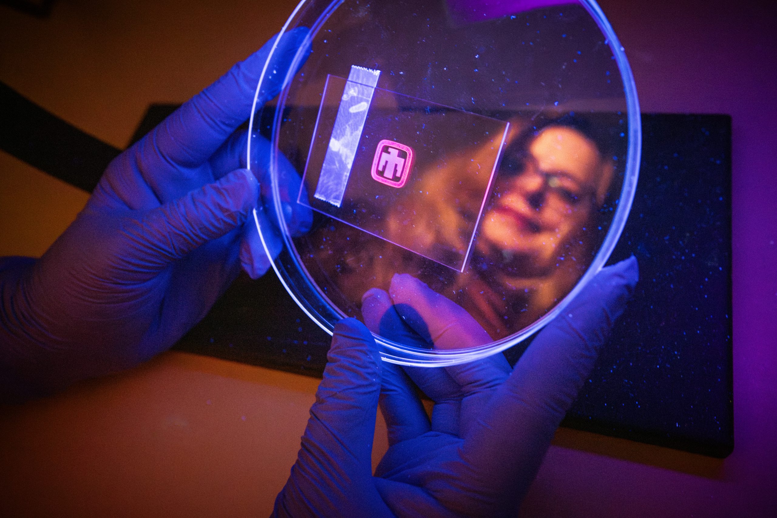 Sandia National Laboratories: News Releases : High-tech invisible ink  spells trouble for counterfeiters